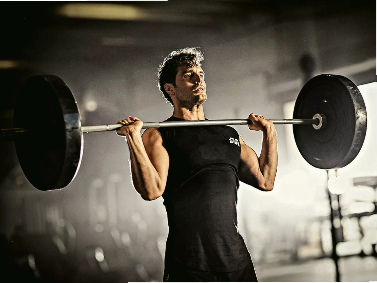 Henry Cavill đang nâng tạ barbell