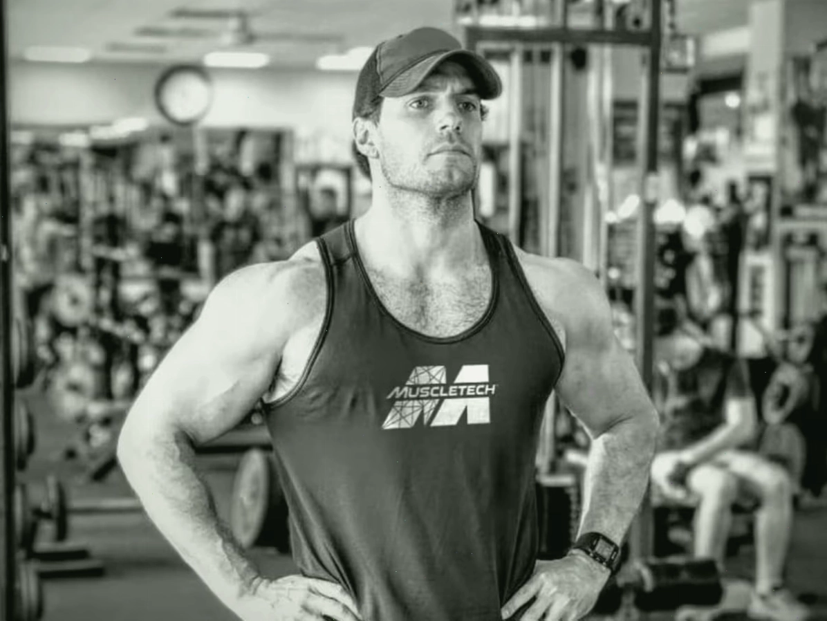 Henry Cavill trong phòng gym