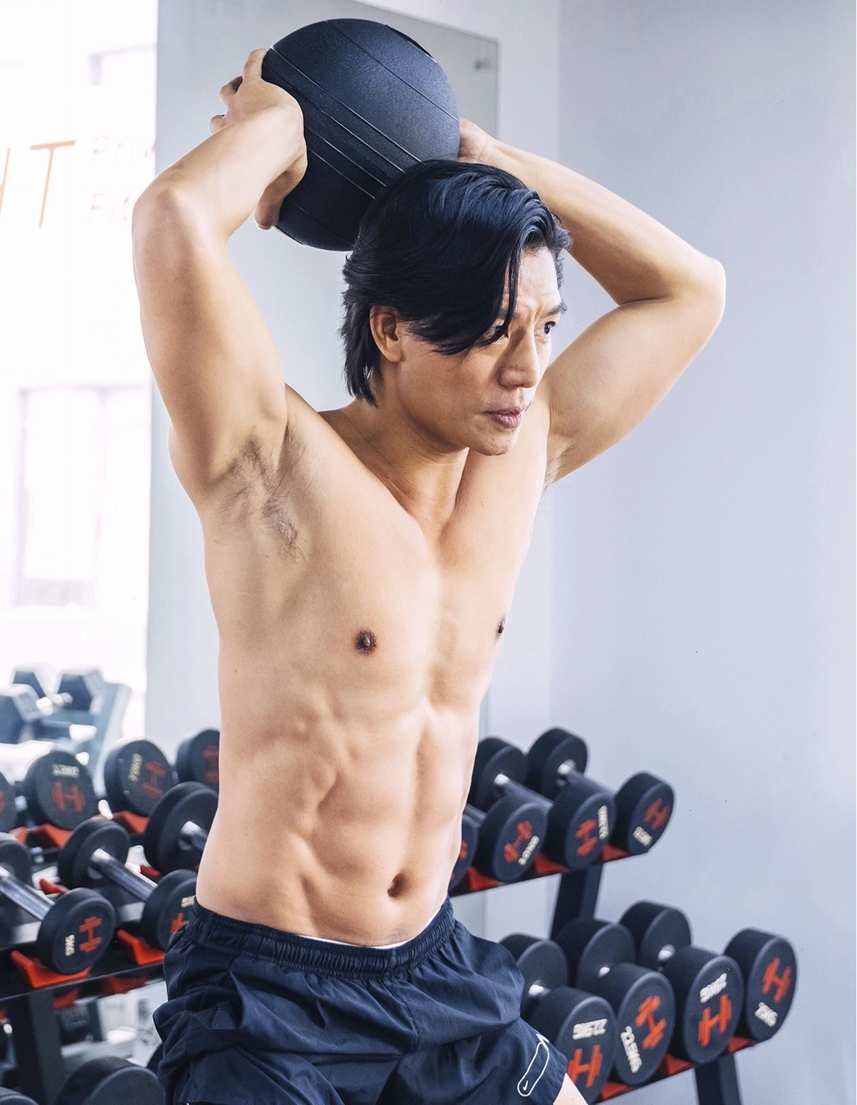 Hiếu Nguyễn tập luyện tại phòng gym