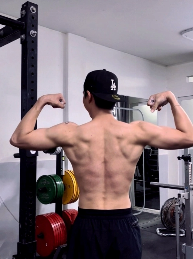 Hình ảnh HIEUTHUHAI khoe cơ bắp vạm vỡ