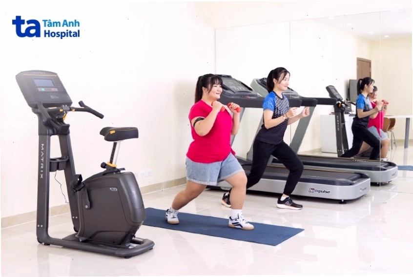 Hình ảnh mẹ sau sinh đang lựa chọn các loại thực phẩm lành mạnh