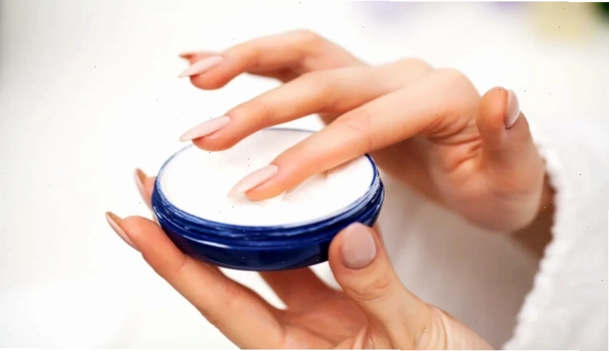 Hình ảnh minh họa body lotion dạng kem đặc và giàu dưỡng chất