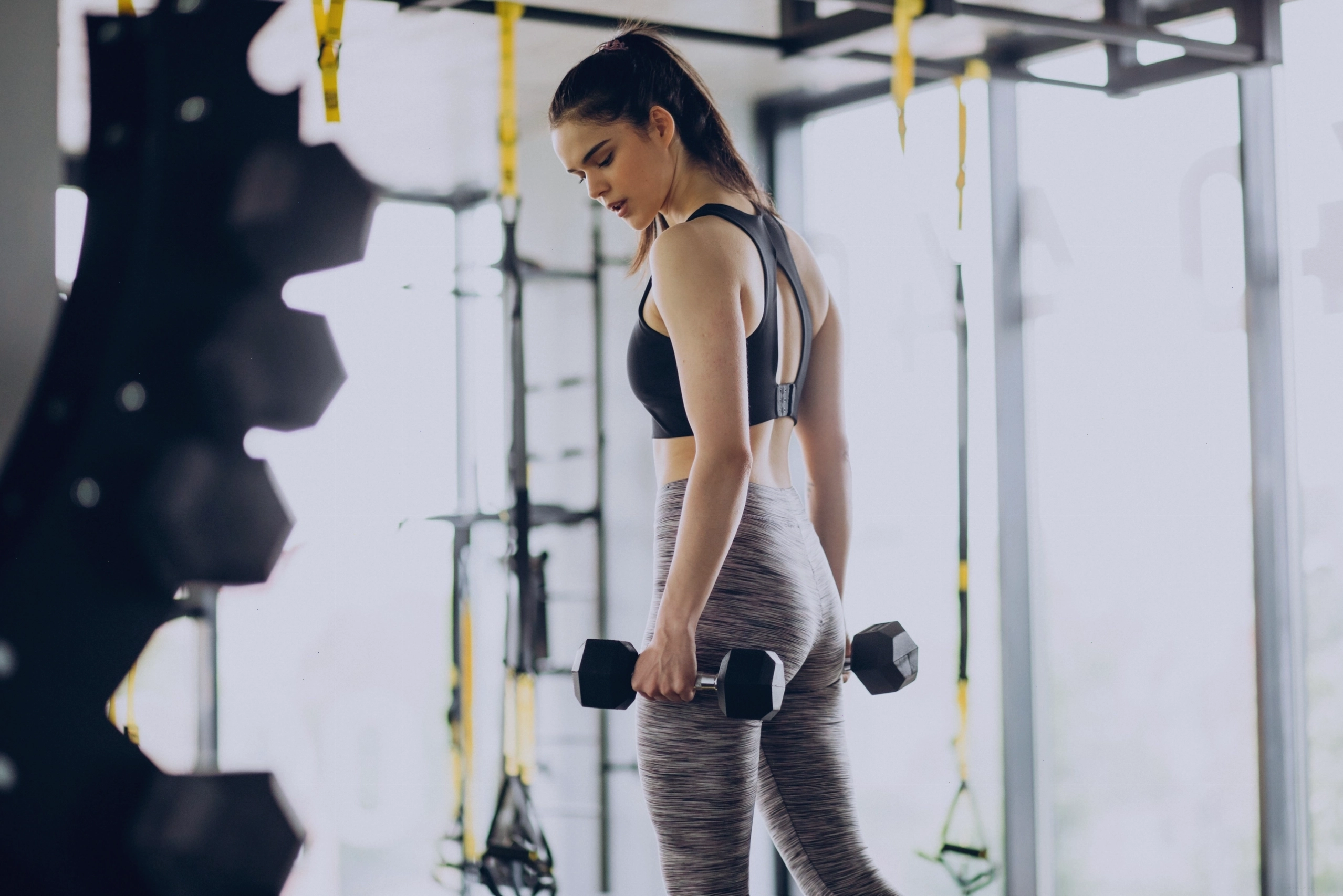 Hình ảnh minh họa phụ nữ có vóc dáng săn chắc sau khi tập gym