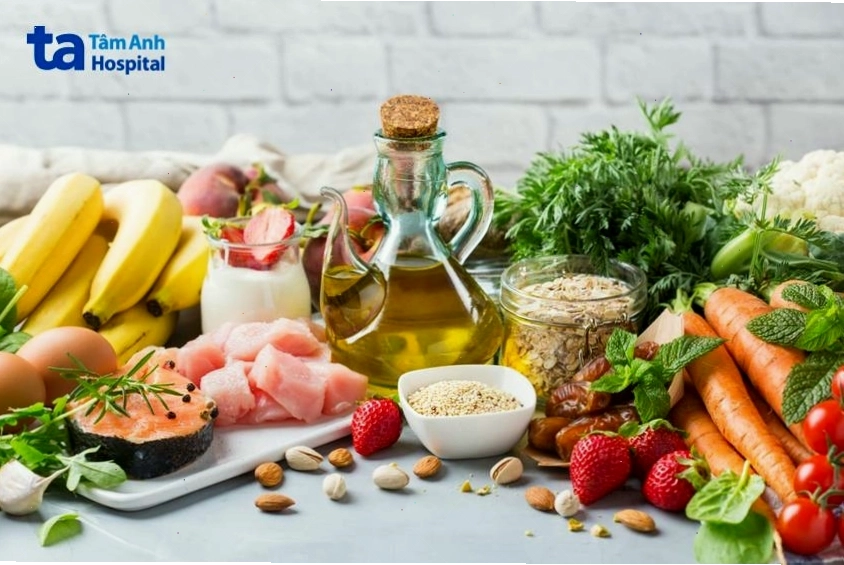 Hình ảnh minh họa sự cân bằng dinh dưỡng với các loại rau củ, thịt nạc và ngũ cốc nguyên hạt
