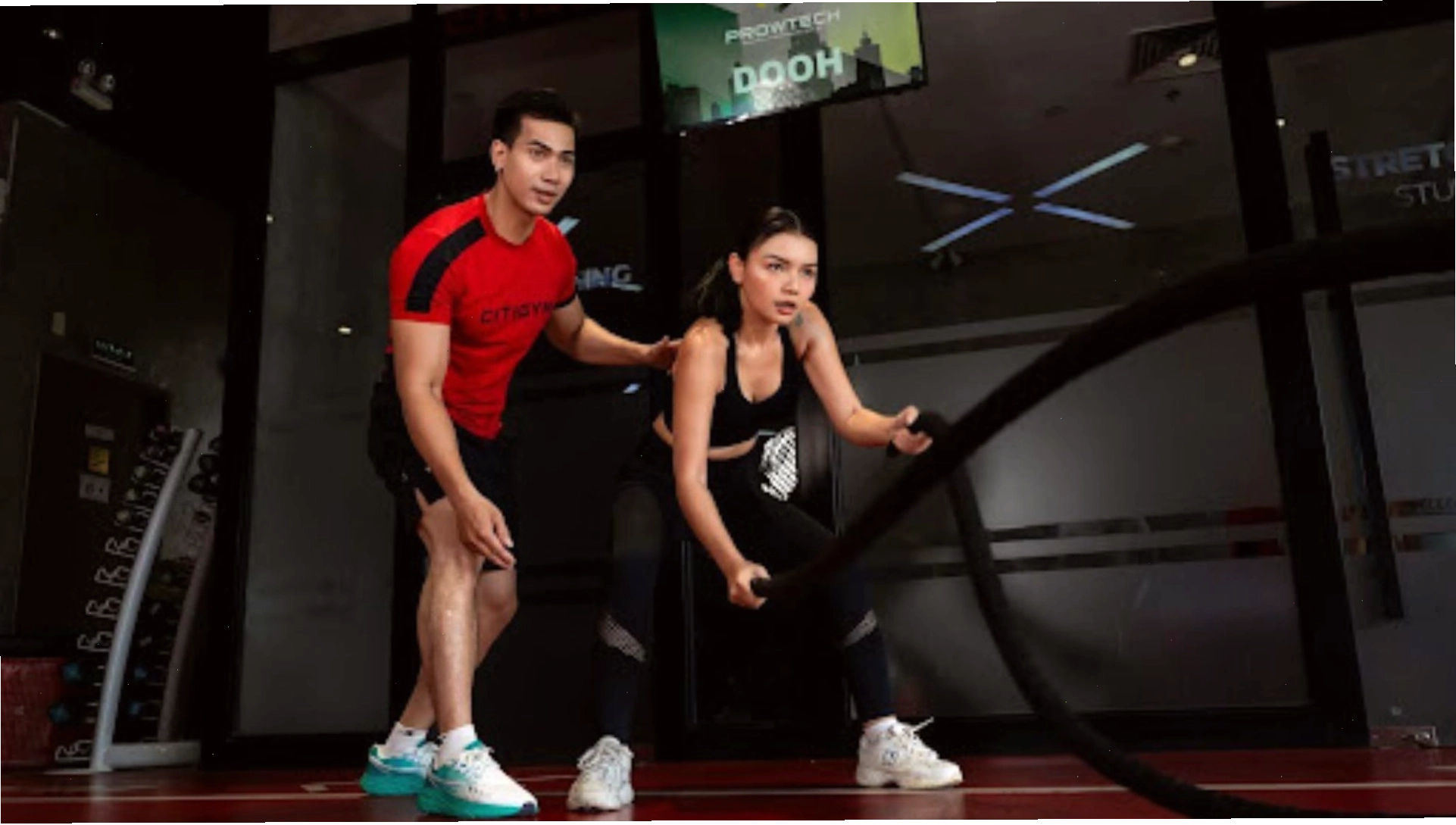 Hình ảnh PT hướng dẫn tập luyện cho người muốn giảm cân