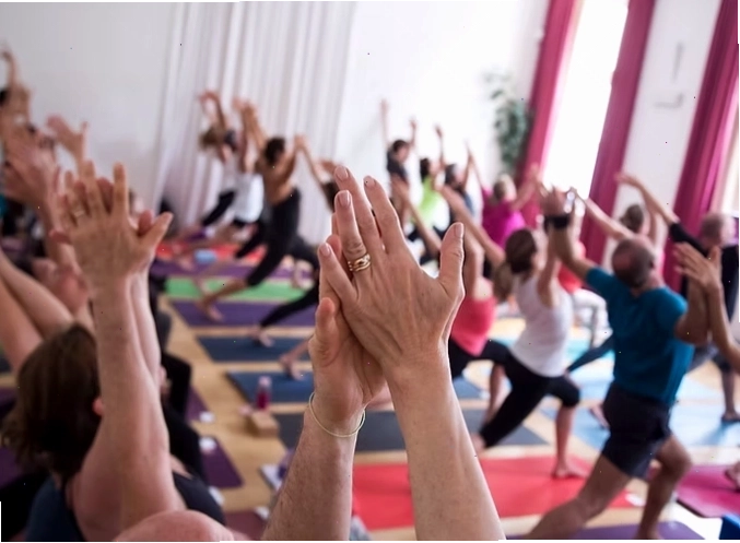 Hình ảnh thể hiện sự uyển chuyển và dòng chảy năng lượng trong yoga