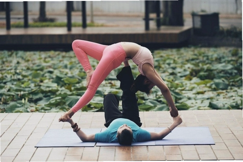 Hình ảnh yoga đôi đơn giản thể hiện sự gắn kết