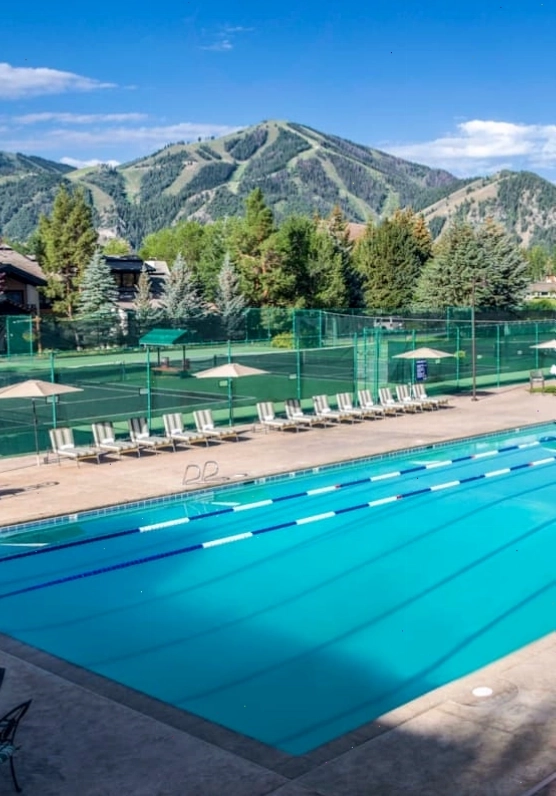 Hồ bơi Olympic tại Dream Pool Fitness & Yoga Center với làn bơi chuyên dụng