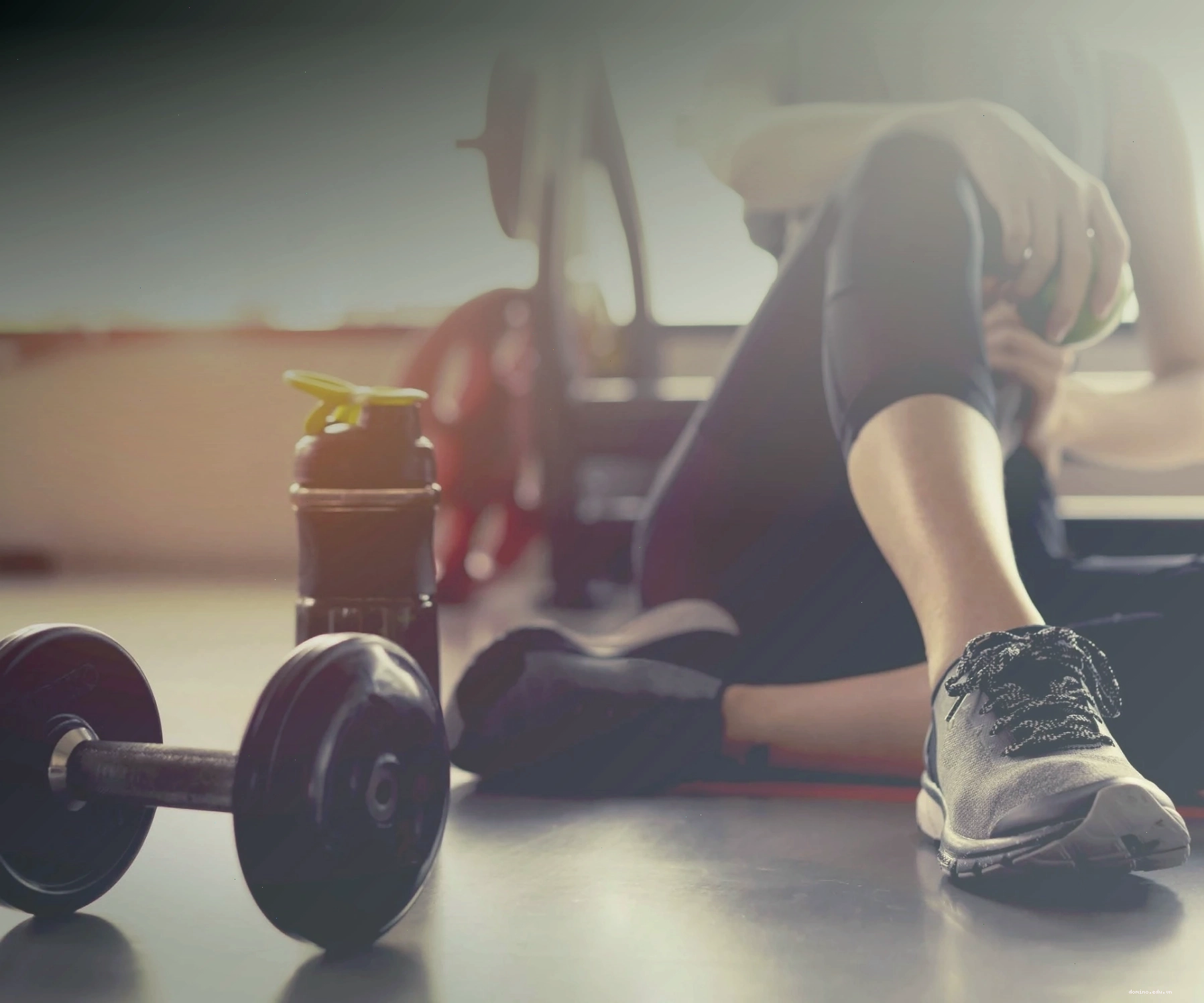 Hồ bơi sạch sẽ tại một phòng gym địa phương, là tiện ích thu hút nhiều hội viên