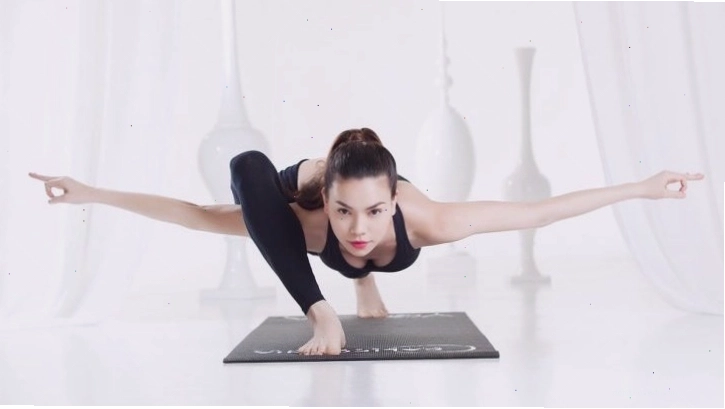 Hồ Ngọc Hà thực hiện tư thế trồng cây chuối trong bài tập Yoga