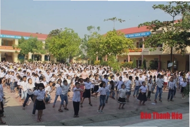 Học sinh hào hứng tham gia bài tập thể dục giữa giờ