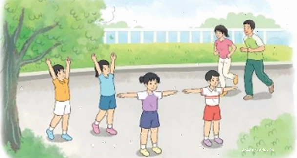 Học sinh thực hiện bài tập thể dục khởi động cùng bạn bè