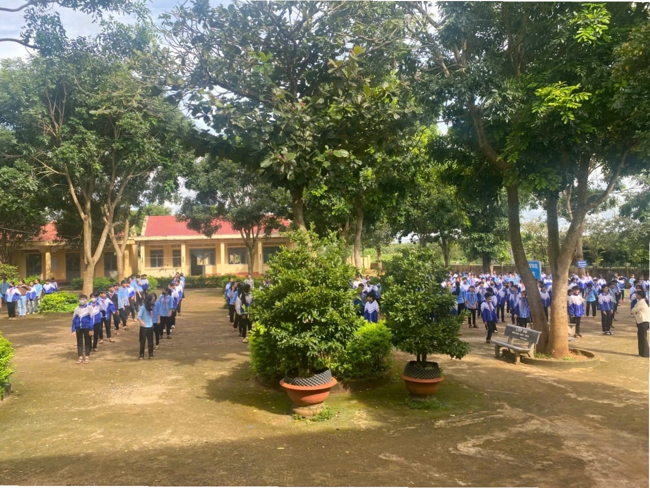 Học sinh trường THCS Hoàng Long hào hứng với các điệu nhảy
