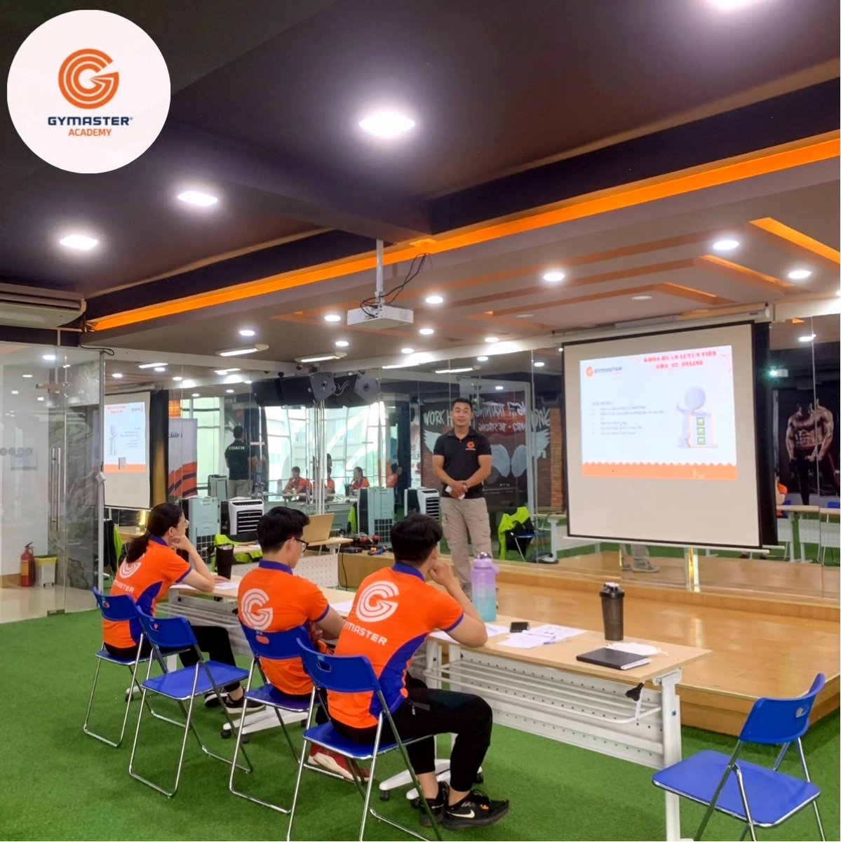 Học viên đang tập luyện tại trung tâm đào tạo PT gym