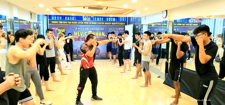 Học viên nhận chứng chỉ tốt nghiệp tại trung tâm đào tạo PT gym TPHCM