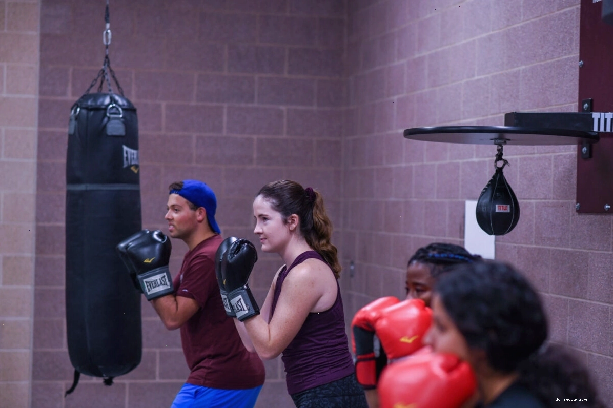 Học viên tập boxing với bao cát và túi tốc độ