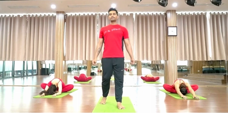 Học viên tập luyện các bài tập yoga thư giãn tại Hương Anh Yoga