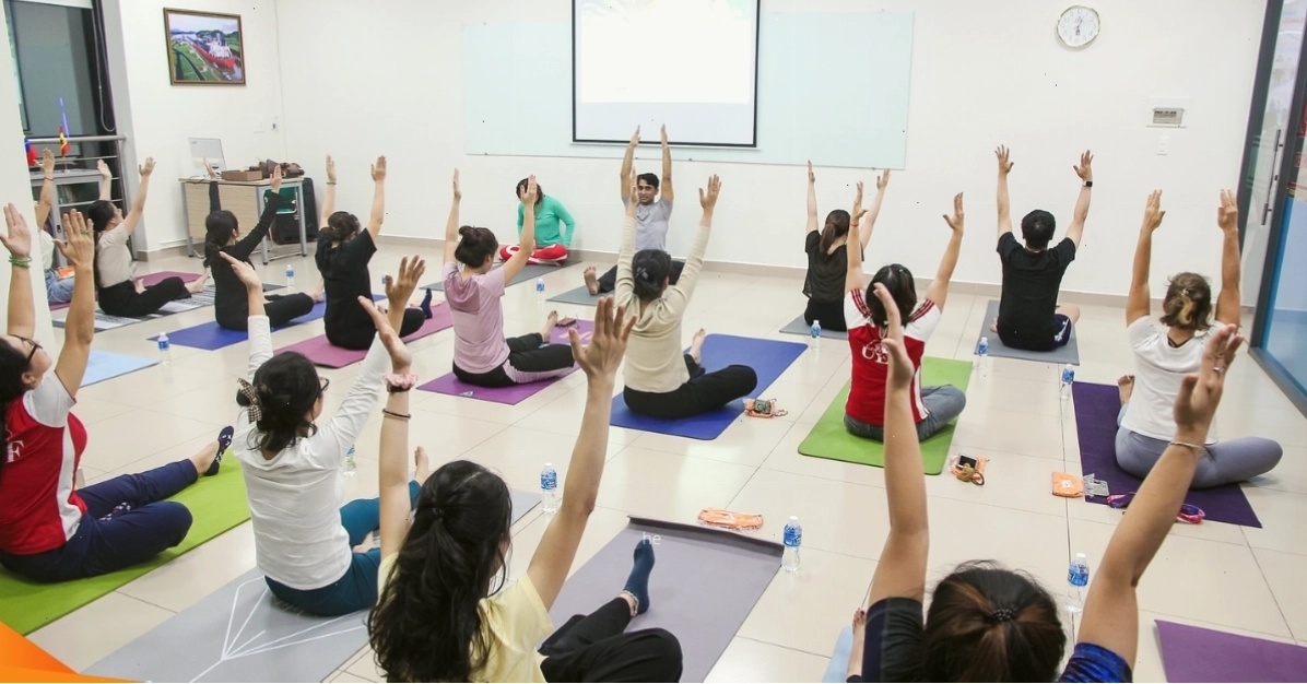 Học viên tập luyện tại Nguyên Yoga