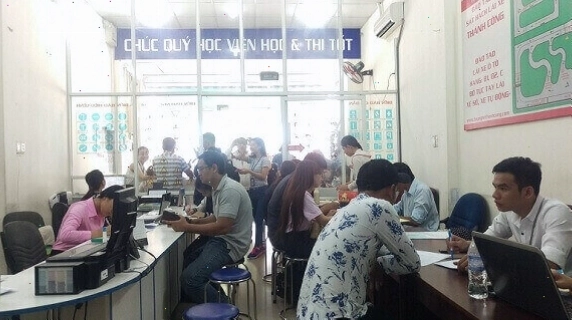 Học viên tập xe tại trung tâm thi bằng lái xe máy