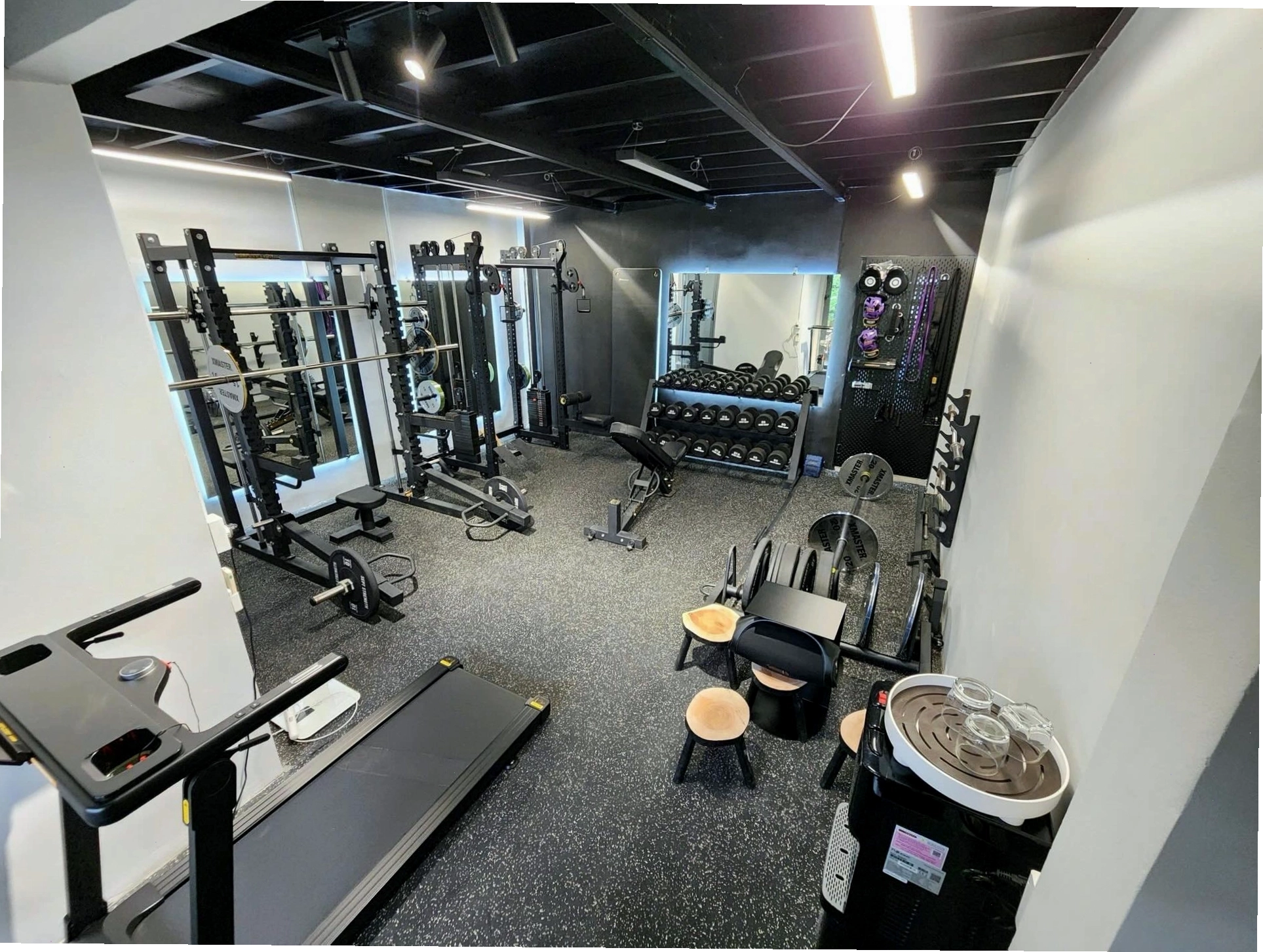 Học viên và PT The New Gym thảo luận về kế hoạch tập luyện