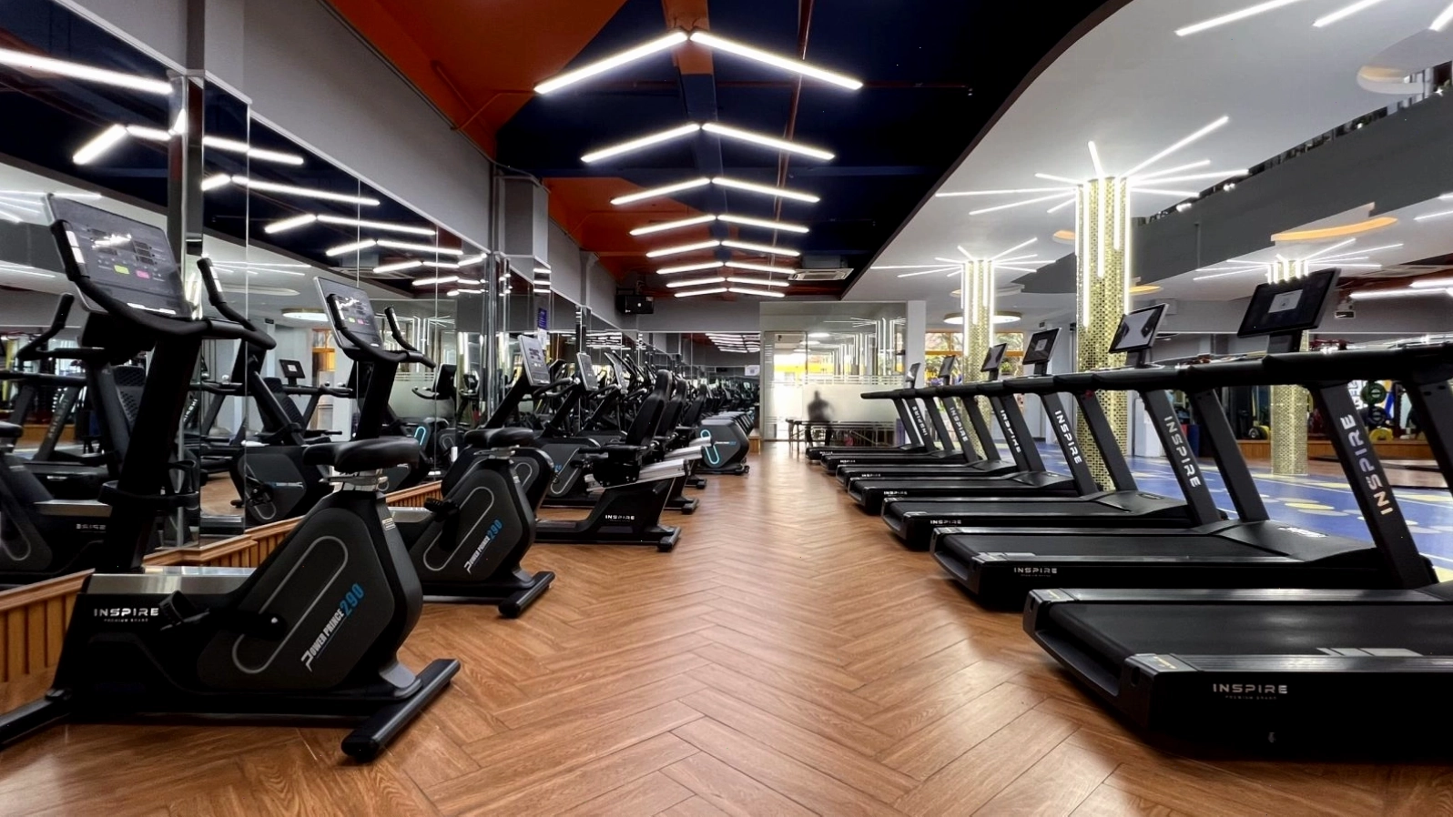 Hội viên đang tập luyện tại Values Sports Gym với không khí tràn đầy năng lượng