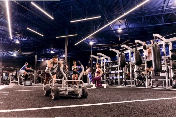 Hội viên đang tham gia lớp học nhóm sôi động tại phòng gym