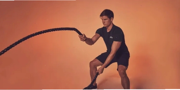 Huấn luyện viên cá nhân (gym trainer) hướng dẫn bài tập cho học viên