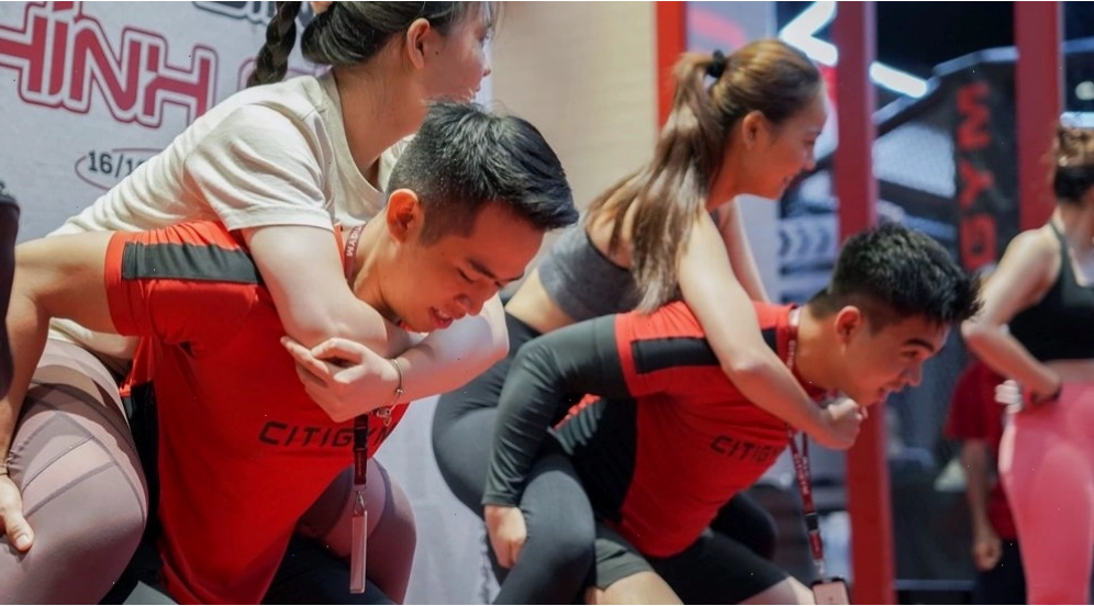 Huấn luyện viên cá nhân hỗ trợ học viên trong bài tập