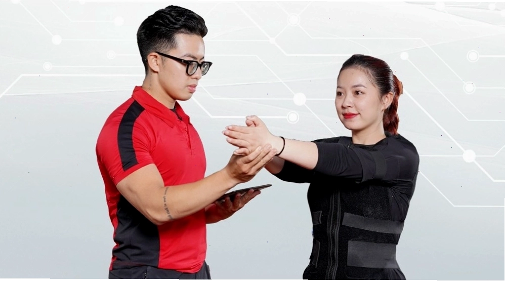 Huấn luyện viên cá nhân (PT) đang hướng dẫn tập luyện