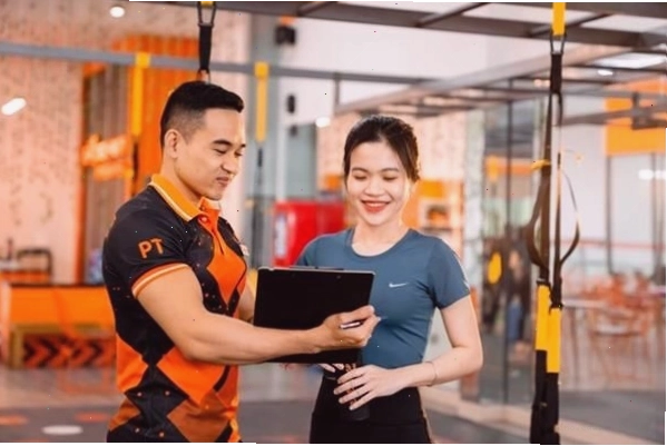 Huấn luyện viên cá nhân (PT) hướng dẫn tập luyện đúng kỹ thuật