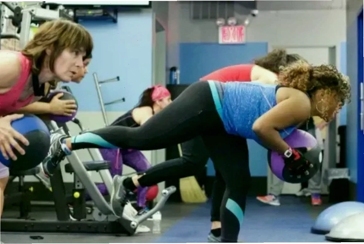 Huấn luyện viên cá nhân tại Boss NYC Personal Training Gym hướng dẫn bài tập