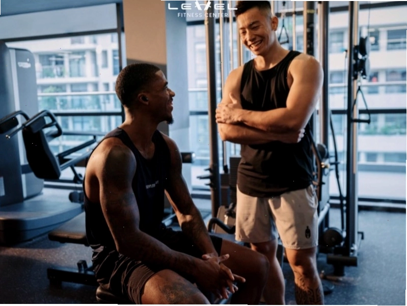 Huấn luyện viên chuyên nghiệp hướng dẫn các bài tập gym