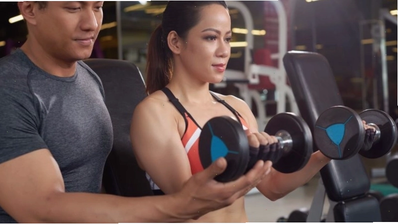 Huấn luyện viên gym tạo động lực cho học viên