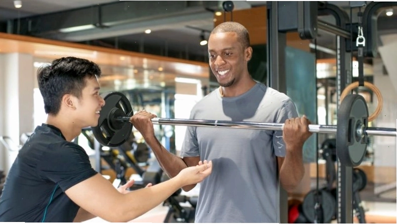 Huấn luyện viên gym tạo động lực và theo sát học viên