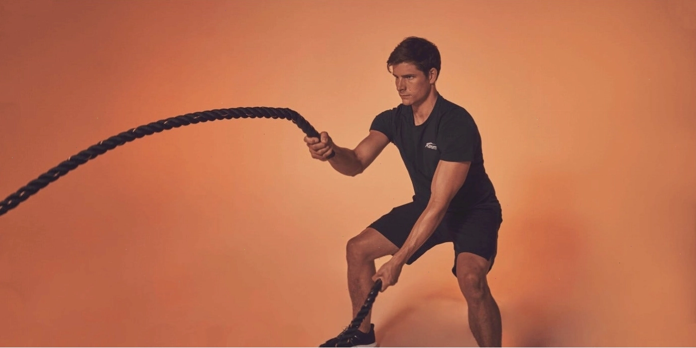Huấn luyện viên gym theo dõi tiến độ tập luyện của học viên
