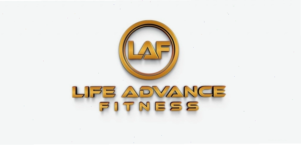Huấn luyện viên hướng dẫn bài tập cho học viên tại phòng tập advance fitness