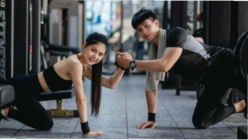 Huấn luyện viên hướng dẫn động tác chuẩn xác cho học viên tại Cali Fitness