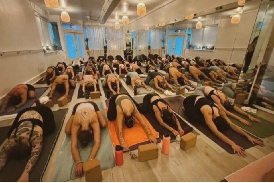 Huấn luyện viên hướng dẫn học viên tại The Yoga Shala SF