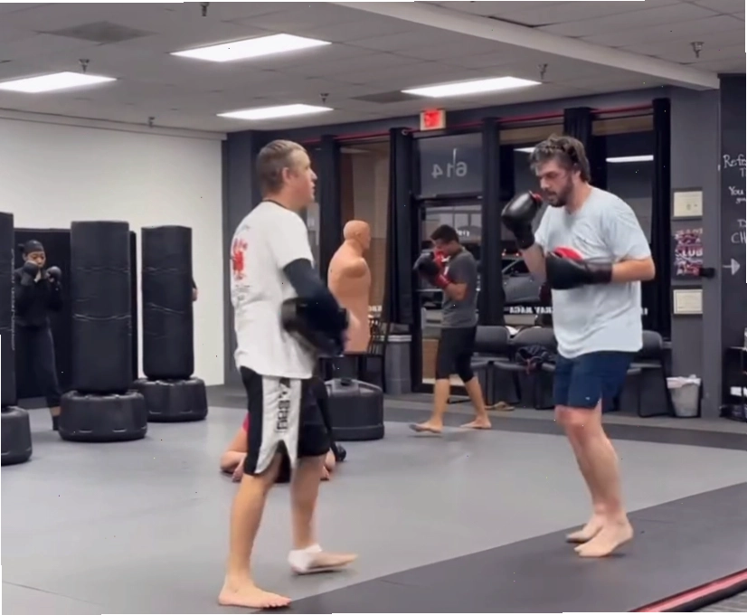 Huấn luyện viên hướng dẫn kỹ thuật đấm trong lớp MMA tại Fight Club Fitness, Birmingham