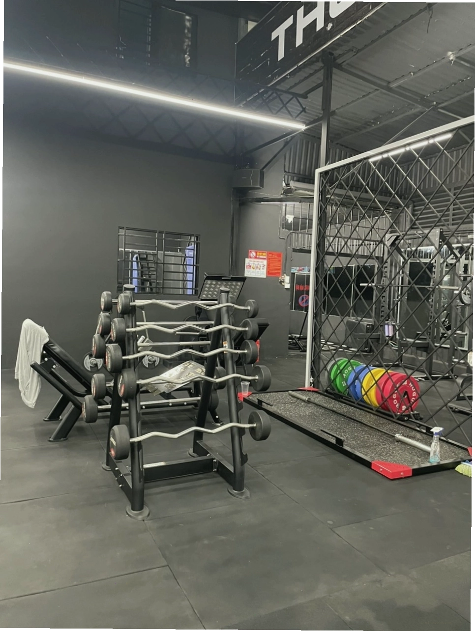 Huấn luyện viên hướng dẫn tập luyện cho hội viên tại Thuật Nguyễn Gym