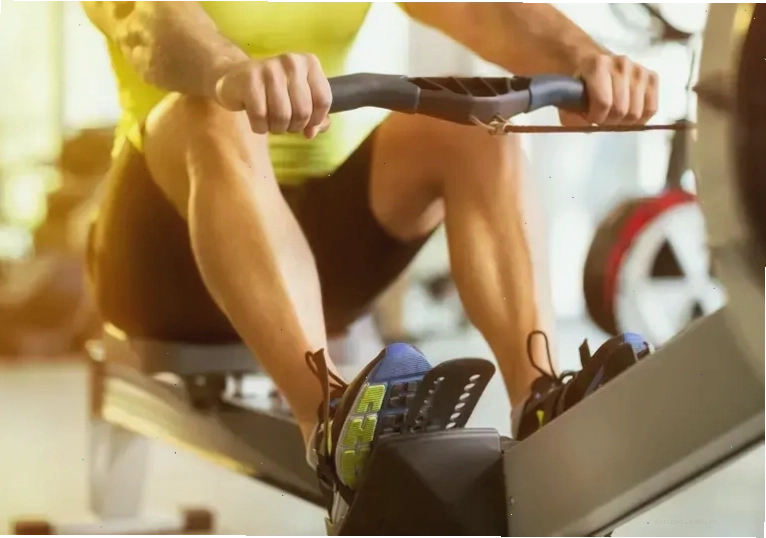 Huấn luyện viên hướng dẫn tập luyện tại gym D3