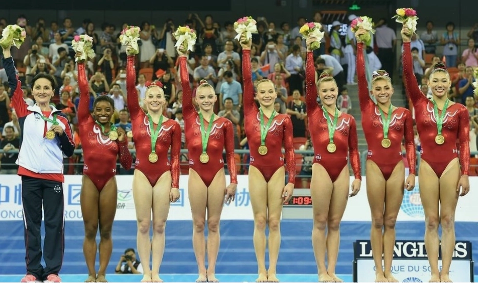 Huấn luyện viên Jenny Liang và vận động viên Kyla Ross tại Giải Vô địch Thế giới 2014