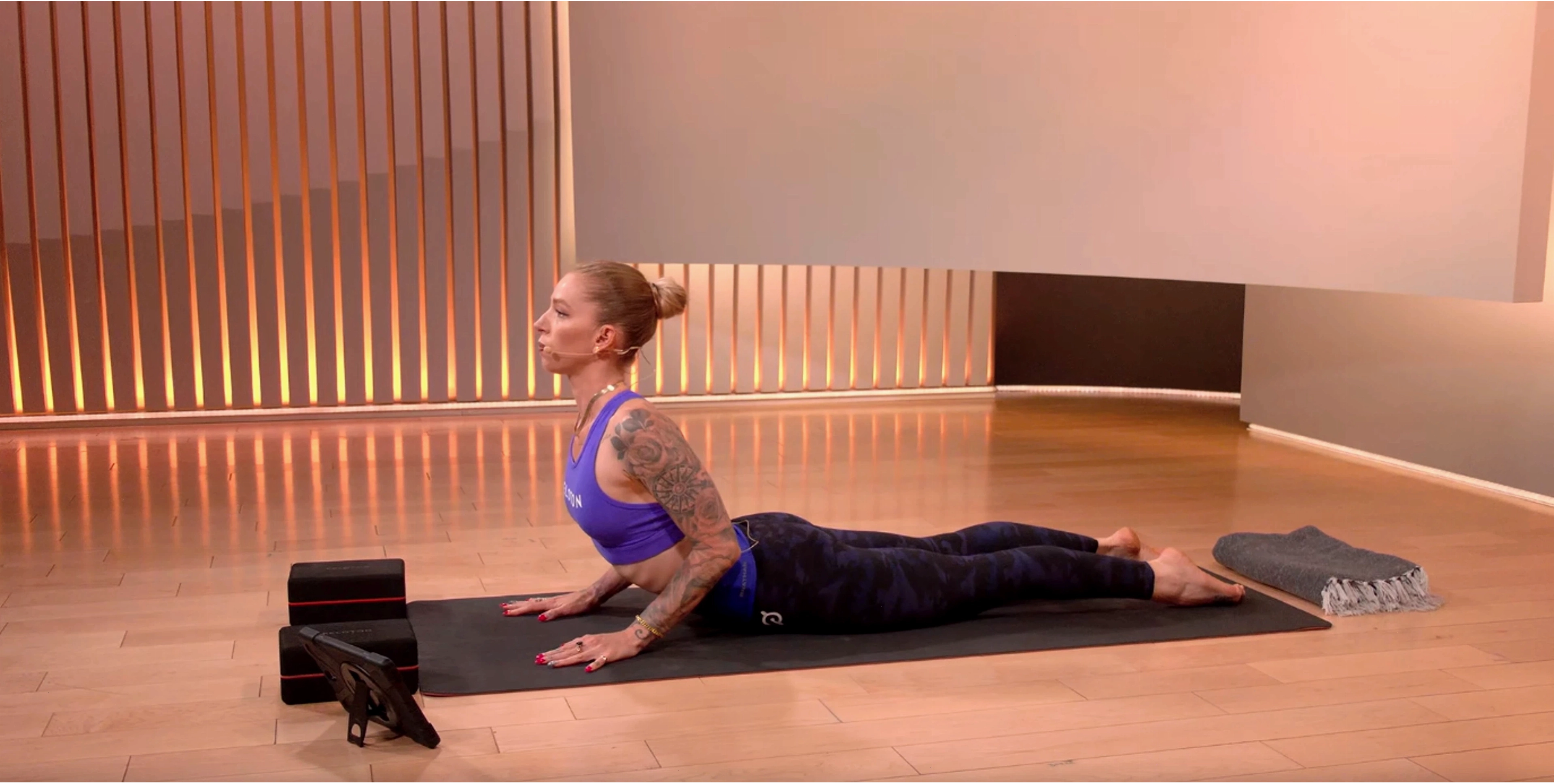 Huấn luyện viên Kirra Michel hướng dẫn yoga