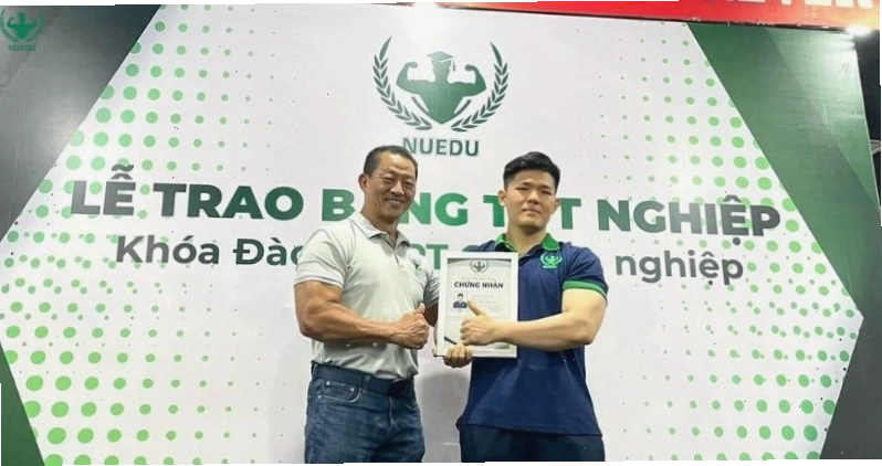 Huấn luyện viên Lý Đức trao chứng chỉ cho học viên tại trung tâm đào tạo PT Gym
