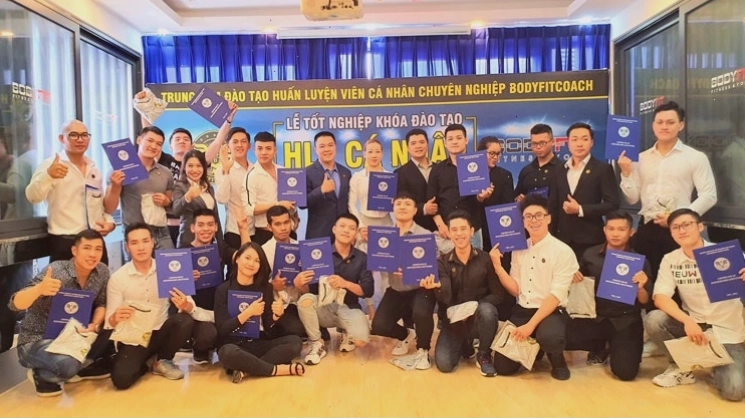 Huấn luyện viên PT đang hướng dẫn học viên tập luyện