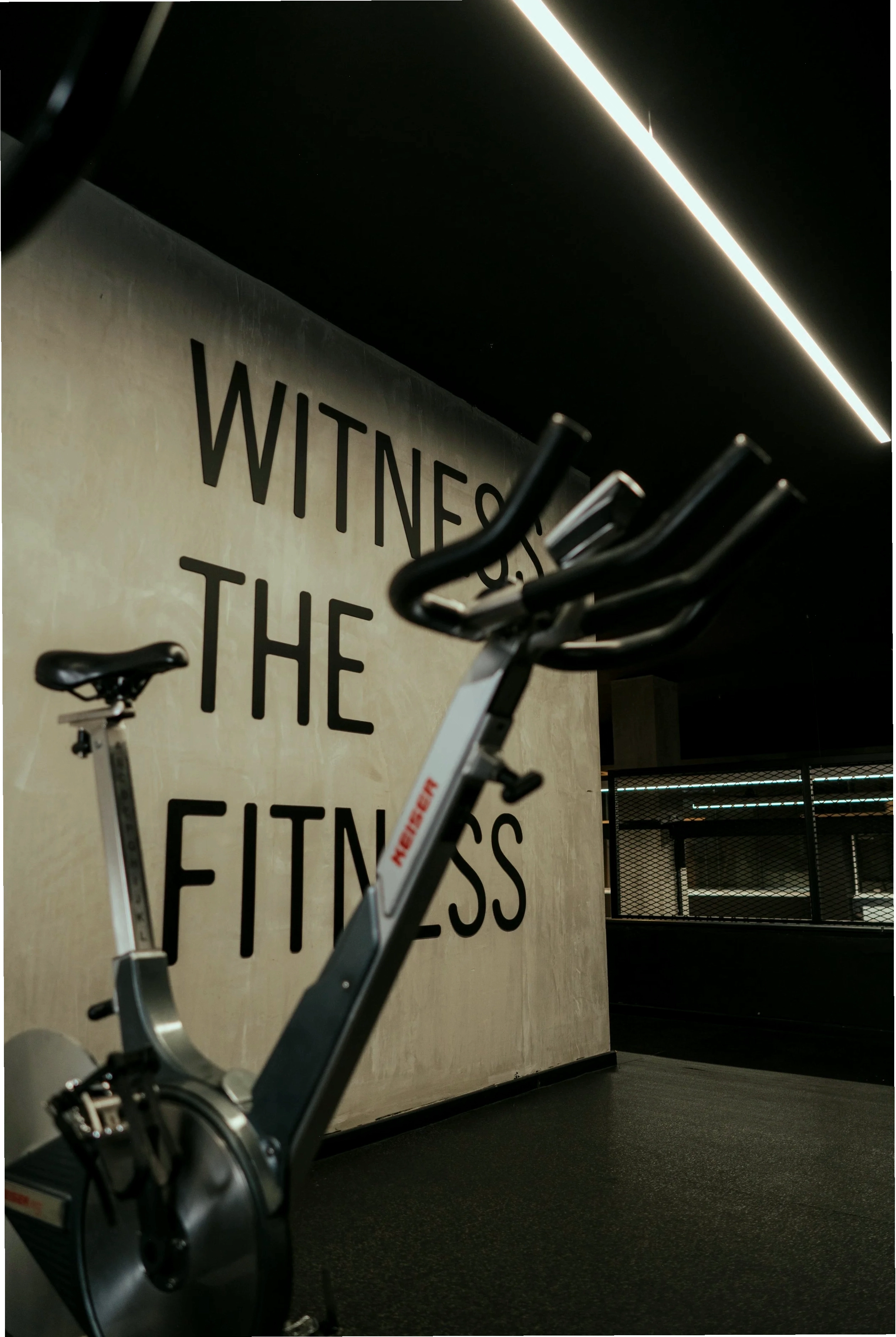 Huấn luyện viên SQUAD GYM hướng dẫn kỹ thuật tập luyện cho học viên