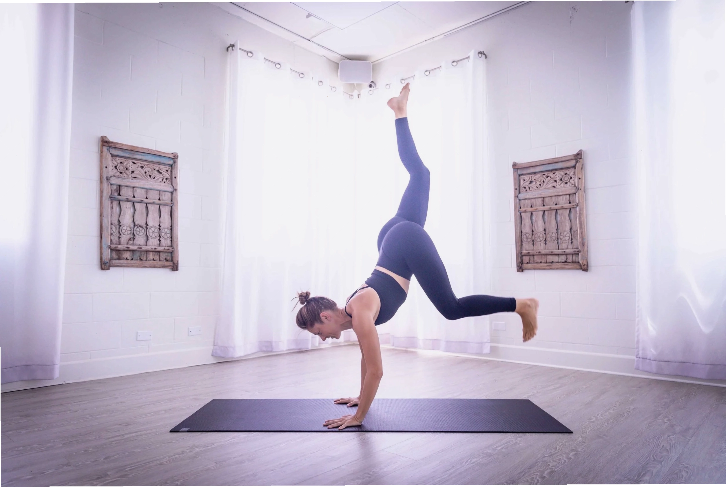 Huấn luyện viên yoga hướng dẫn tư thế handstand cho học viên