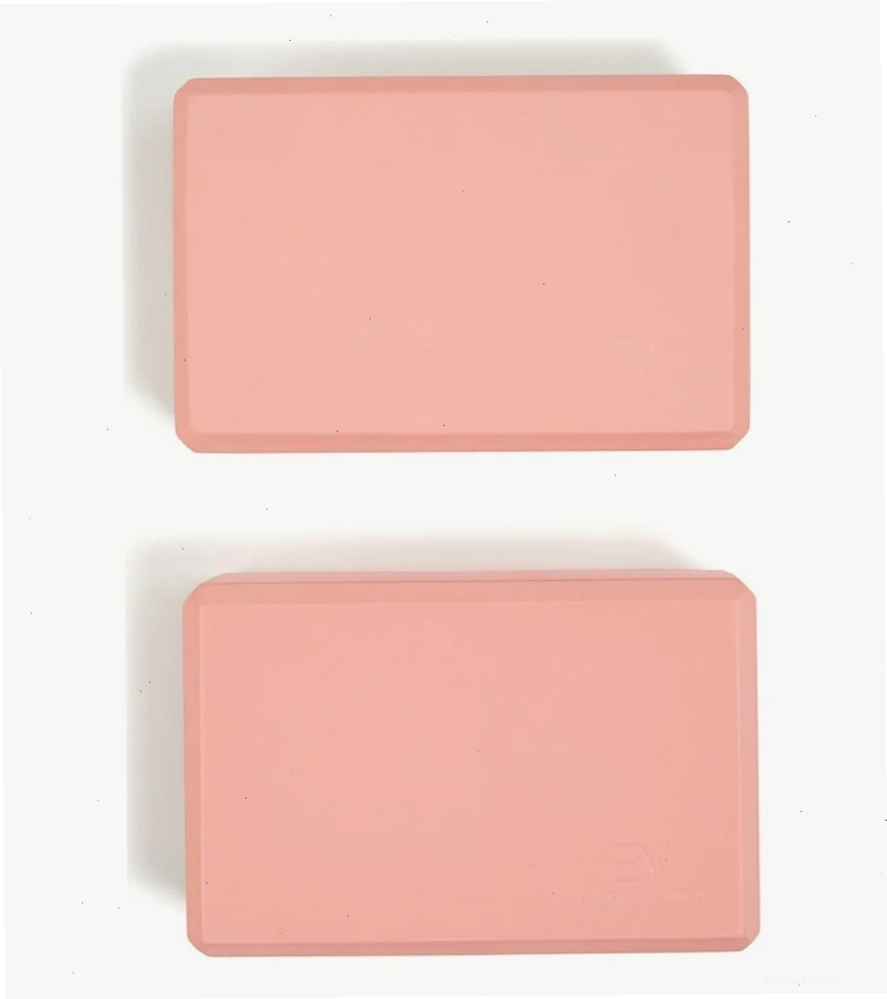 Hugger Mugger Wood Yoga Block với vân gỗ tự nhiên