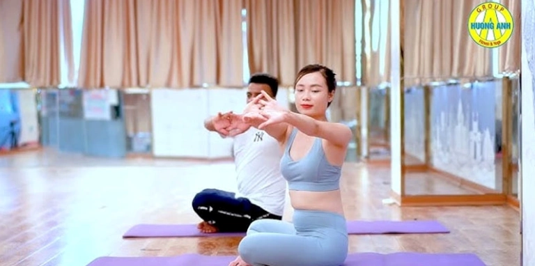 Hương Anh Yoga Khám phá Hành trình Bình an và Sức khỏe Toàn diện