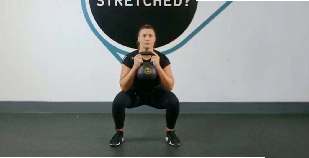 Hướng dẫn cách thực hiện Goblet Squat với tạ ấm
